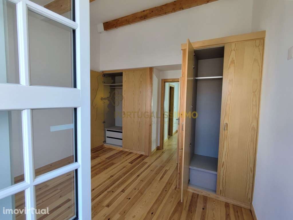 Vende-se: Apartamento Triplex Renovado no Coração de Constância. - Grande imagem: 3/59