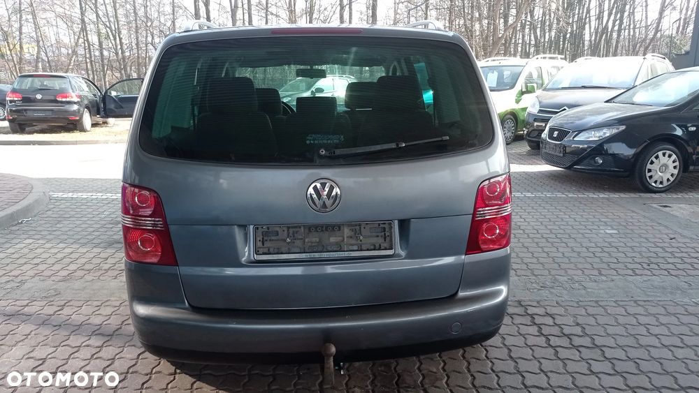 Volkswagen Touran 1.6 FSI Trendline - 11