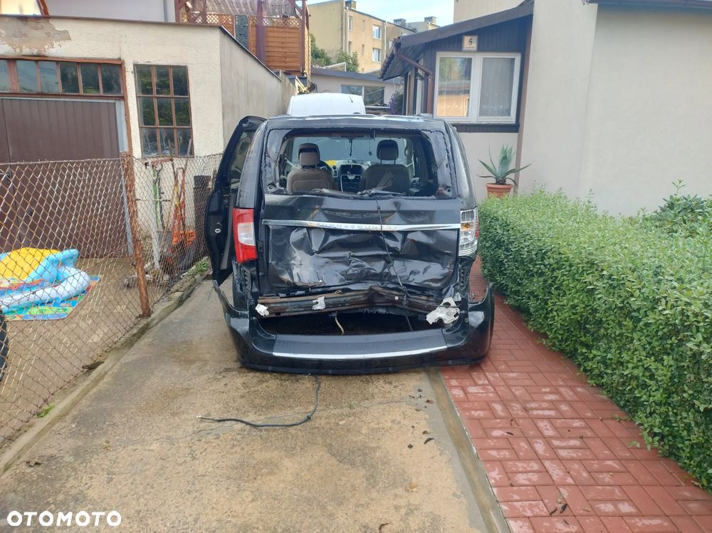 Chrysler Town & Country - 5