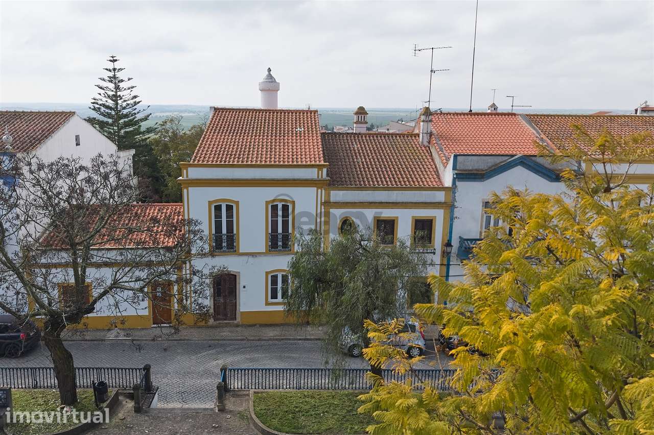 Casa Senhorial c/ 10 divisões remodelada em Rua Emblemática de Castro - Grande imagem: 3/48