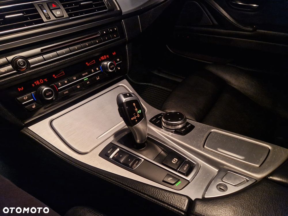 BMW Seria 5 520d xDrive - 14