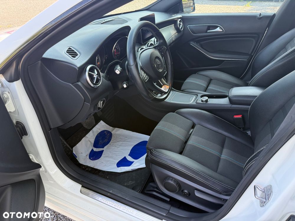 Mercedes-Benz CLA 200 7G-DCT Urban - 13