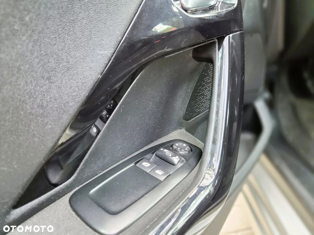 Peugeot 208 - 15