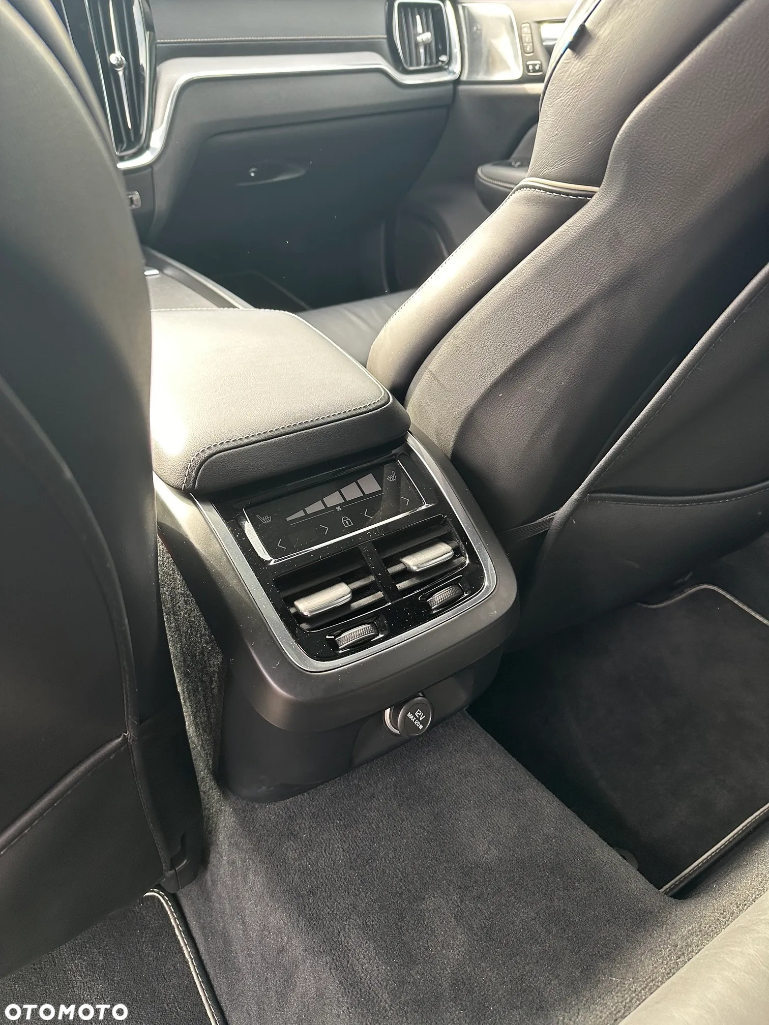 Volvo V60 D4 R-Design - 27
