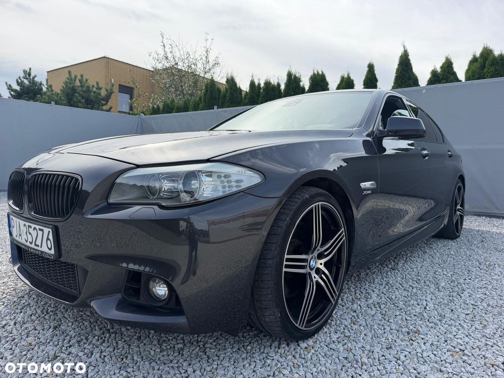 BMW Seria 5 550i xDrive - 14