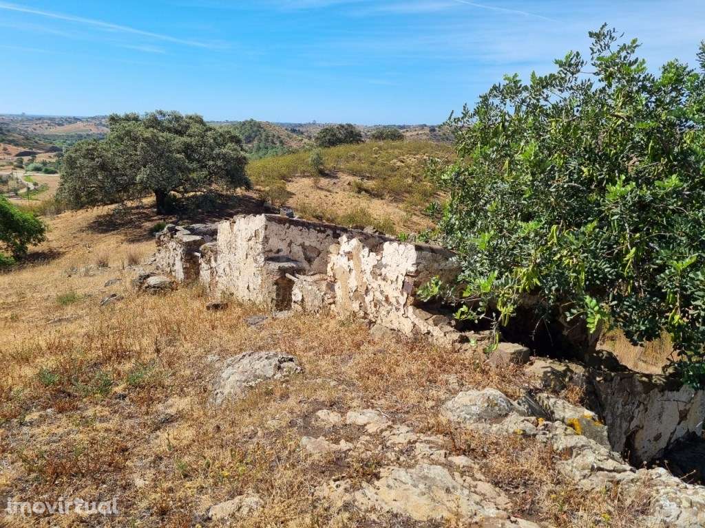 Terreno Misto com Ruína e Vista Panorâmica - Grande imagem: 5/9