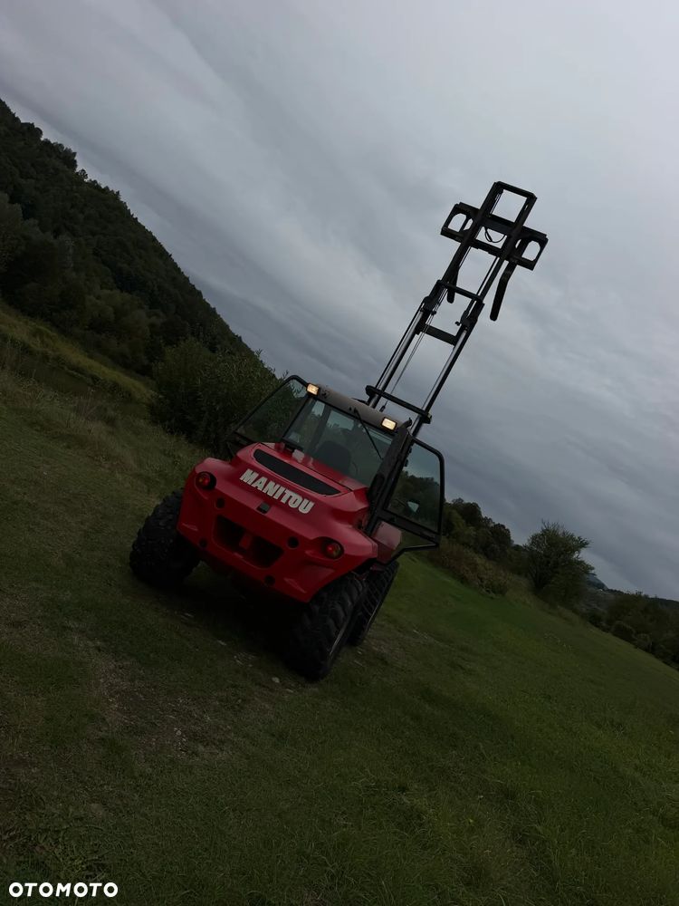 Manitou M30-4  Wózek Widłowy 4X4 TERENOWY na dużych kołach. 2000 mtg.  2017 rok. Maszyna Jak Nowa! Maszt zadbany bez luzu. z Norweskiego Gospodarstwa. Silnik PERKINS TURBO 90km. DEKRA Aktualna 2026 rok! 3 tony Udzwig! Posuw wideł Hydrauliczny! Jazda REWERS+4 biegi. Ani deka luzów czy wycieków! Zadbana Maszyna! Okazja. Podzespoły jak Nowe tłoczyska suche! 5,5 wys. podnoszenia. Rozbudowane oświetlenie. Wersja Norweska. Ogrzewana wentylowana Kabina. - 17