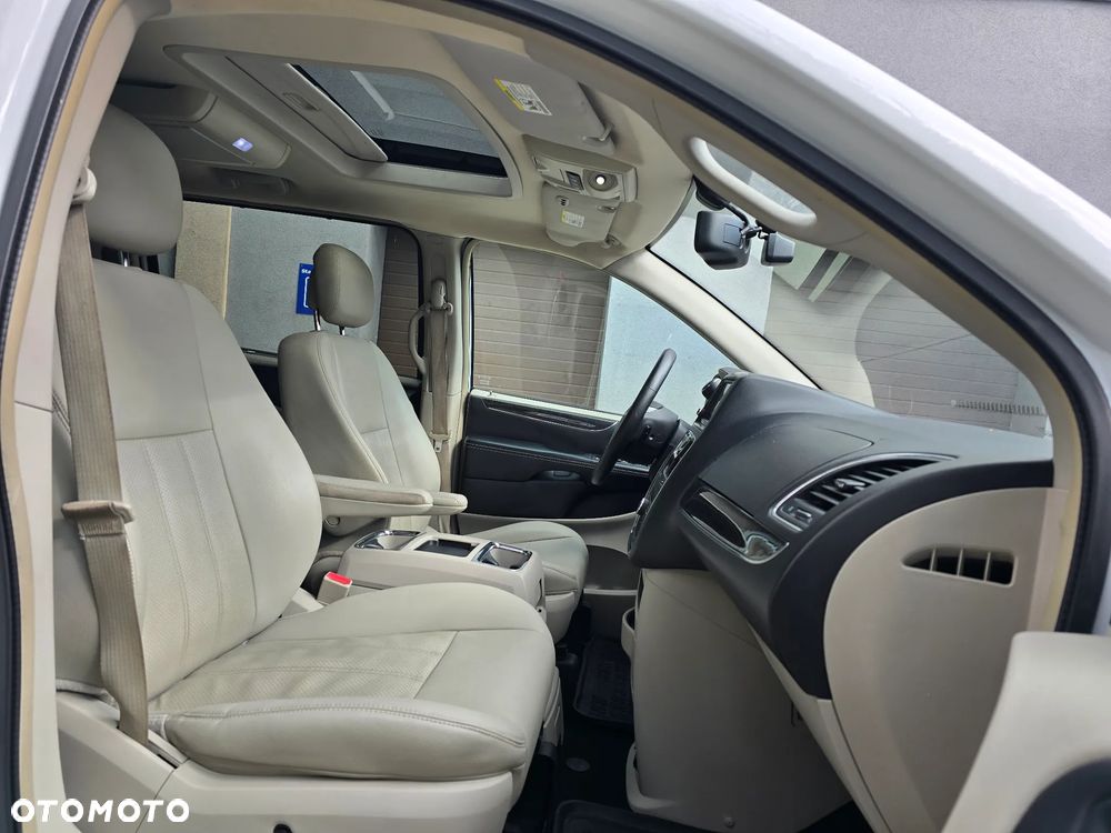 Chrysler Town & Country - 13