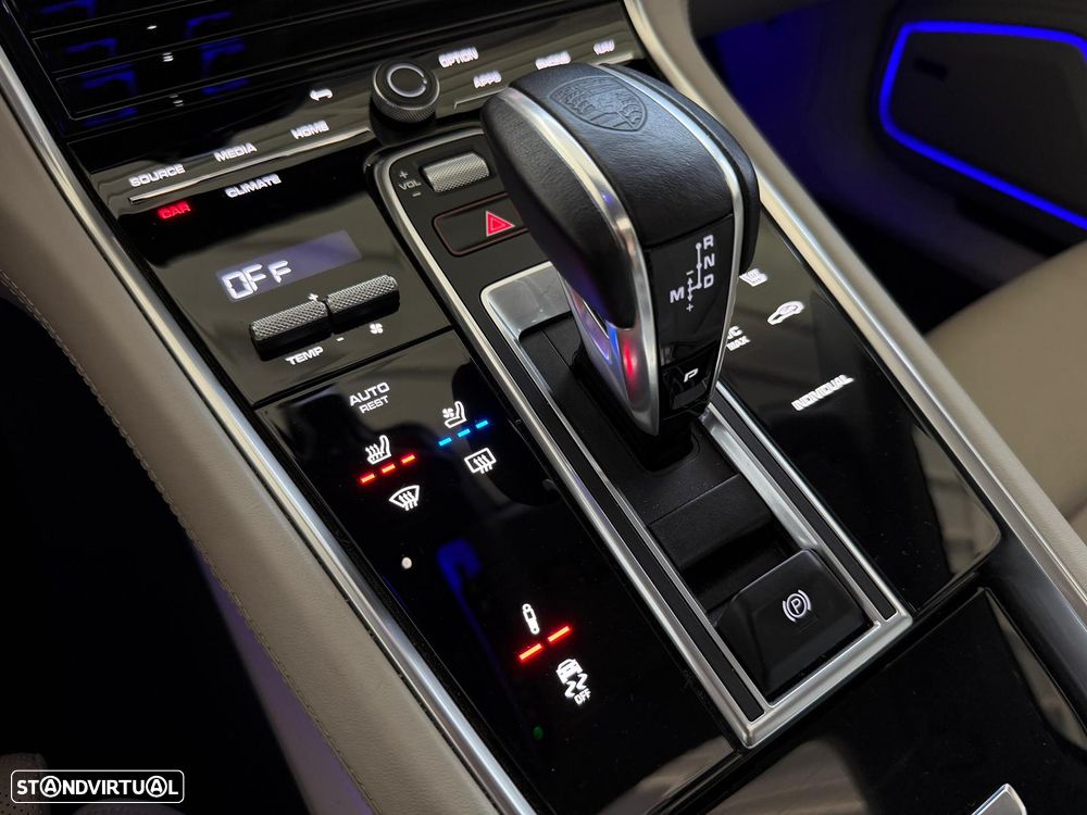 Porsche Panamera 4 E-Hybrid Platinum Edition - 45