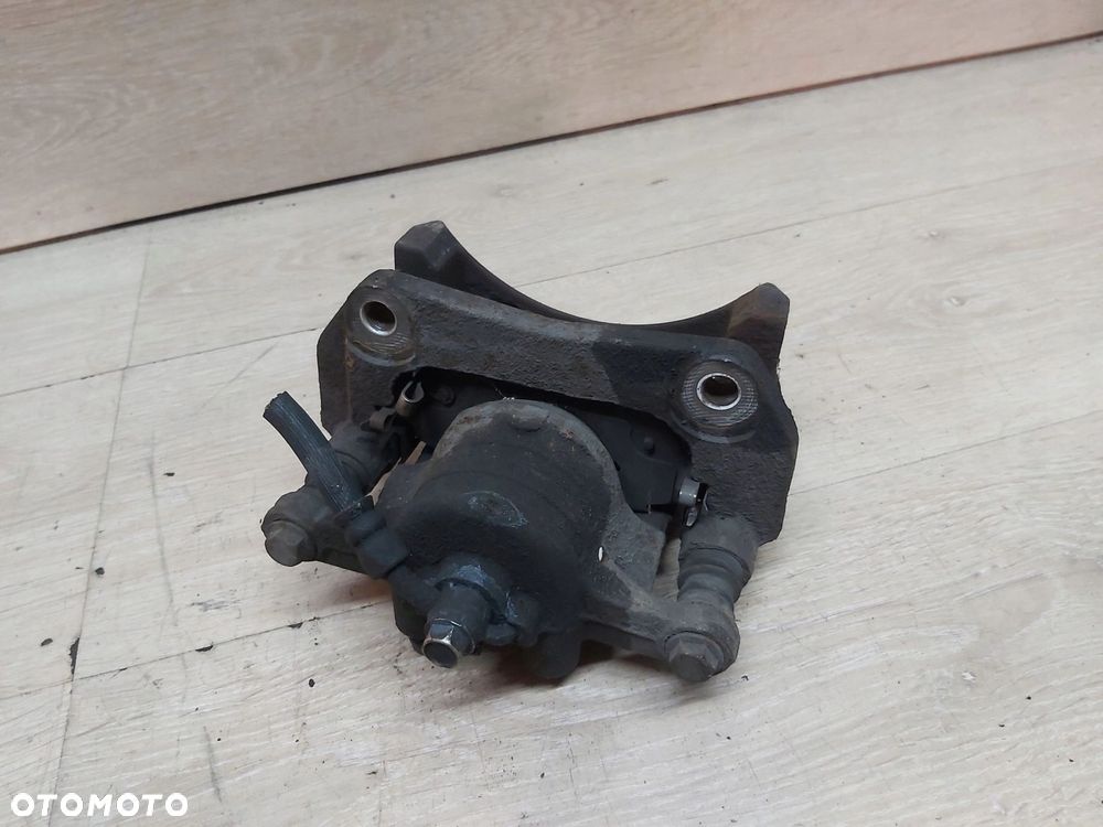MAZDA 2 II DE zacisk jarzmo prawy przód - 4