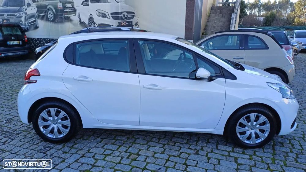 Peugeot 208 - 8