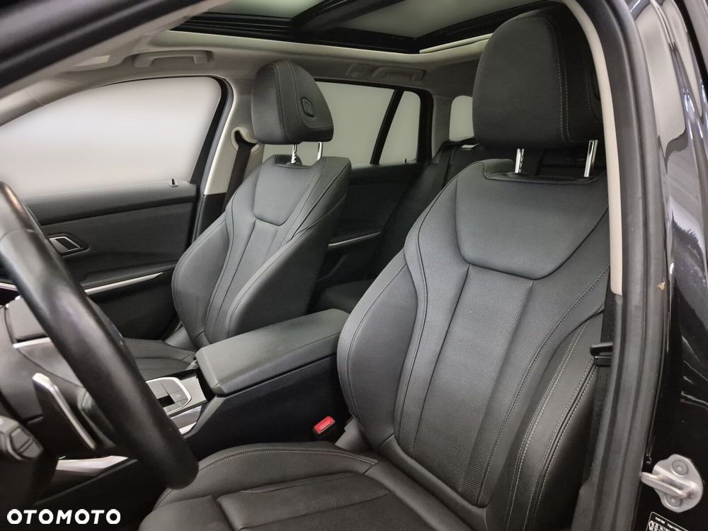 BMW Seria 3 320d xDrive mHEV - 12