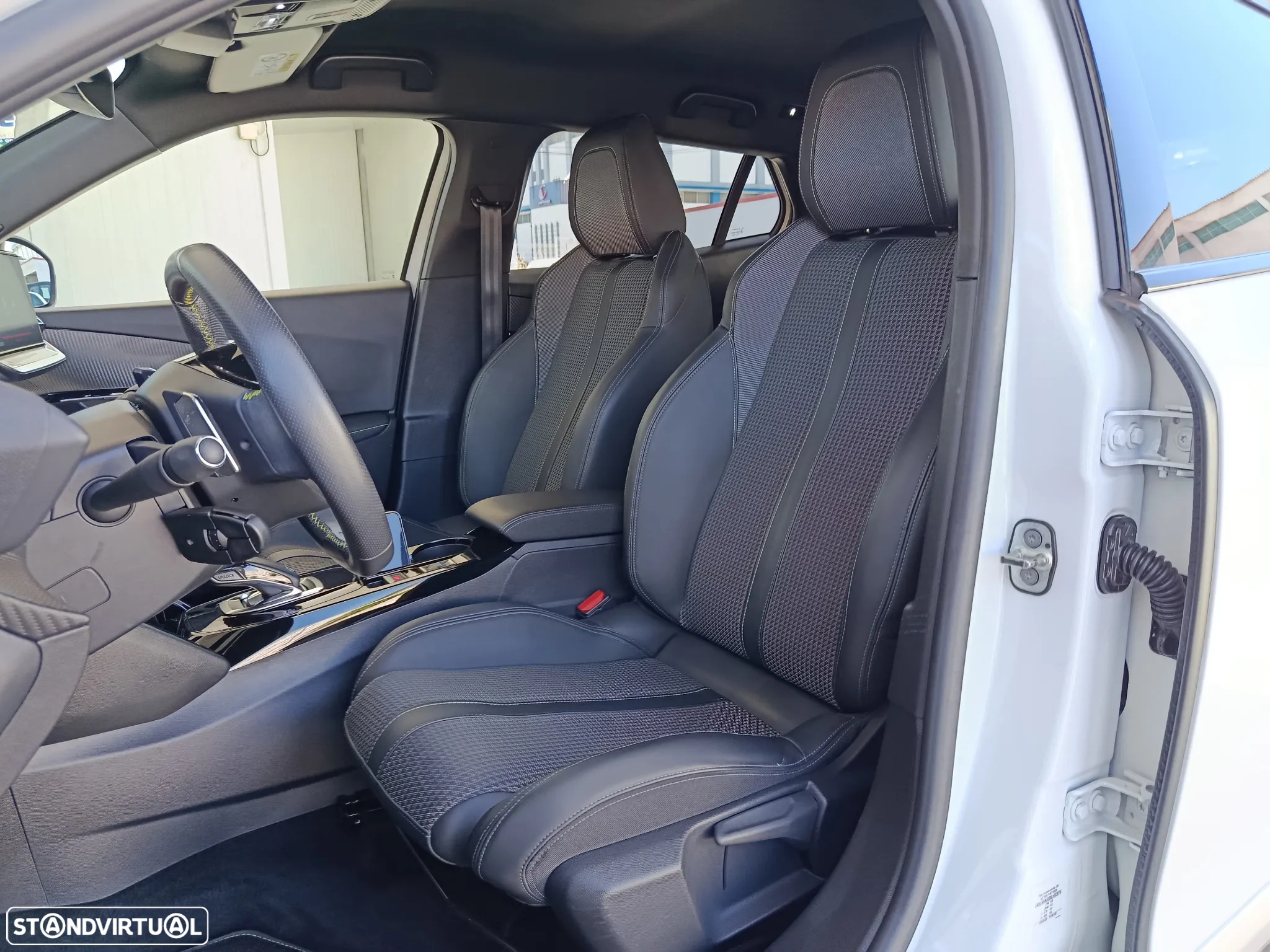 Peugeot 2008 PureTech 130 EAT8 GT - 14