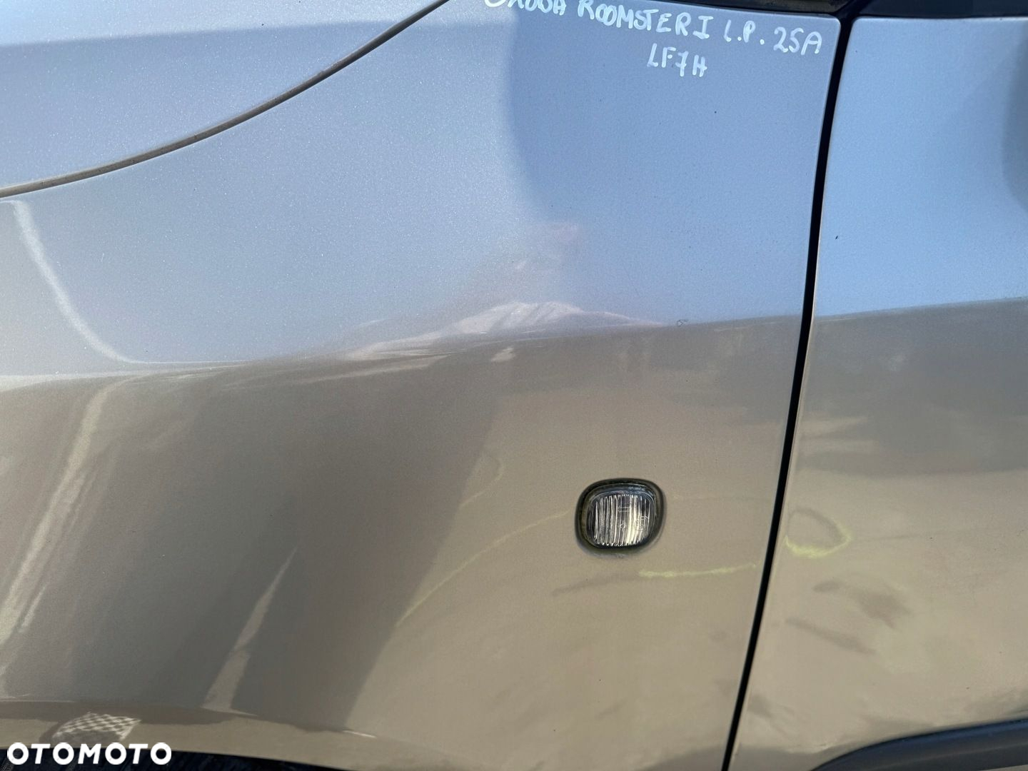 SKODA ROOMSTER I BŁOTNIK LEWY PRZEDNI PRZÓD LF8A - 10