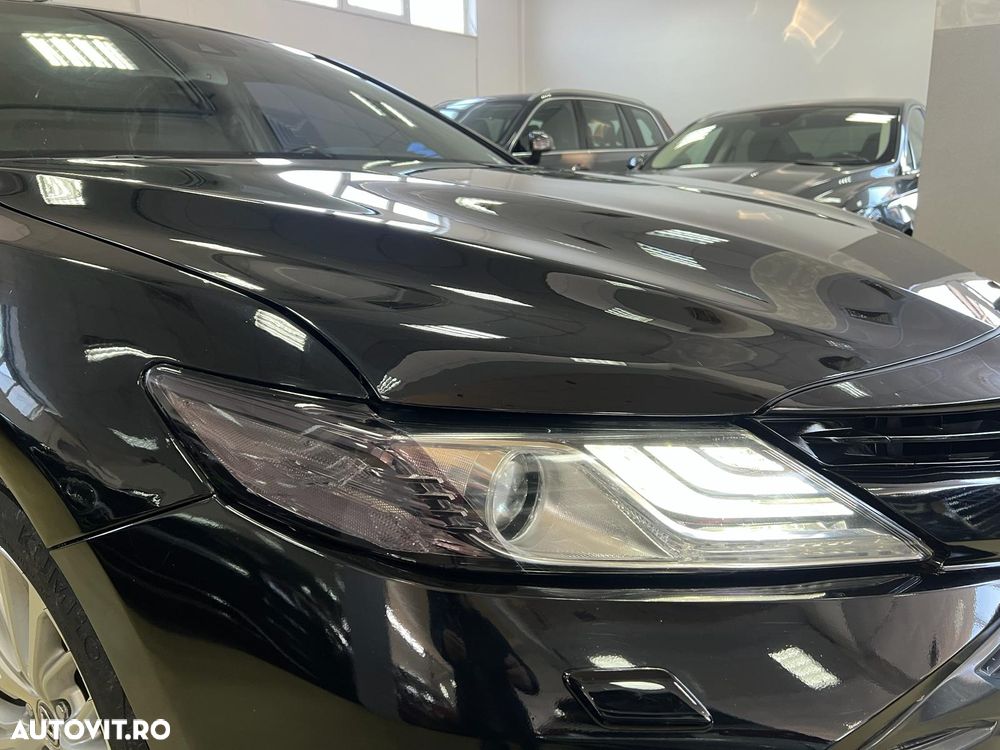 Toyota Camry Luxury - 11