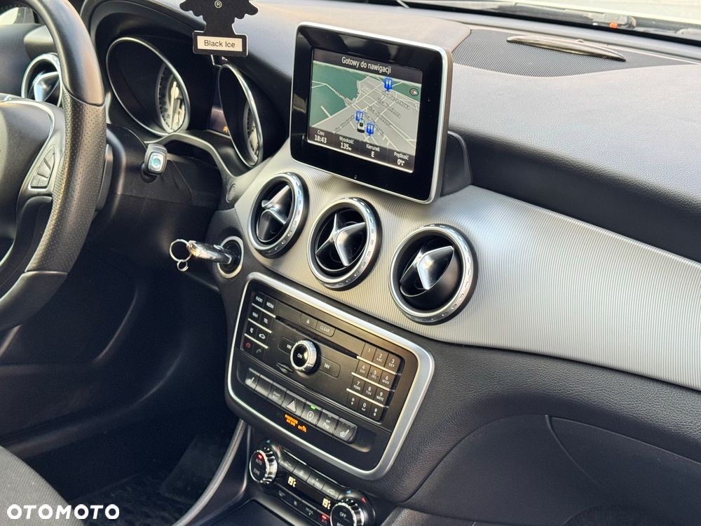 Mercedes-Benz GLA 200 7G-DCT - 33