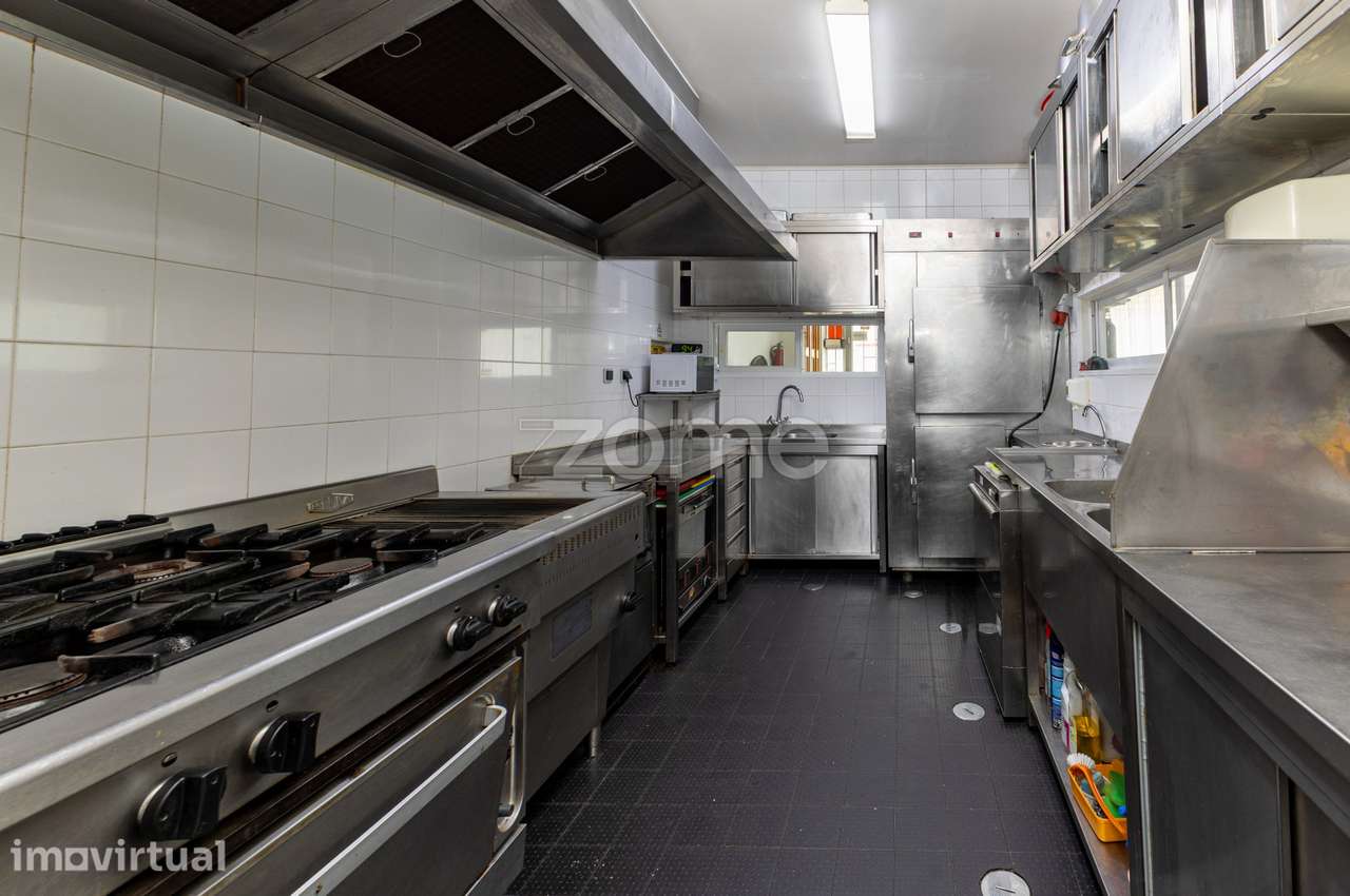 Restaurante a funcionar, Renda 1.000€ em Porto Salvo, 100 Lugares