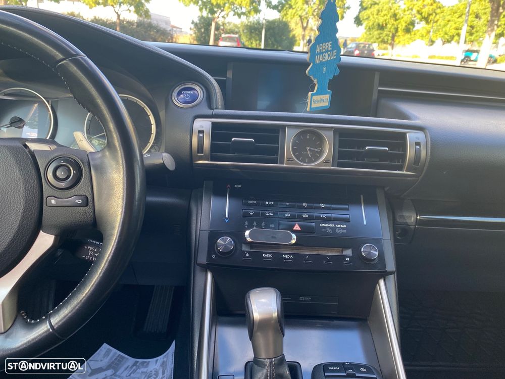 Lexus IS 300H - 4