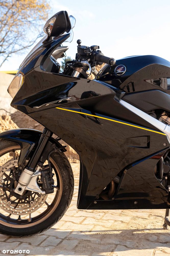 Honda VFR - 13