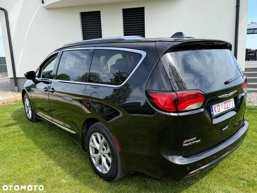 Chrysler Pacifica - 4