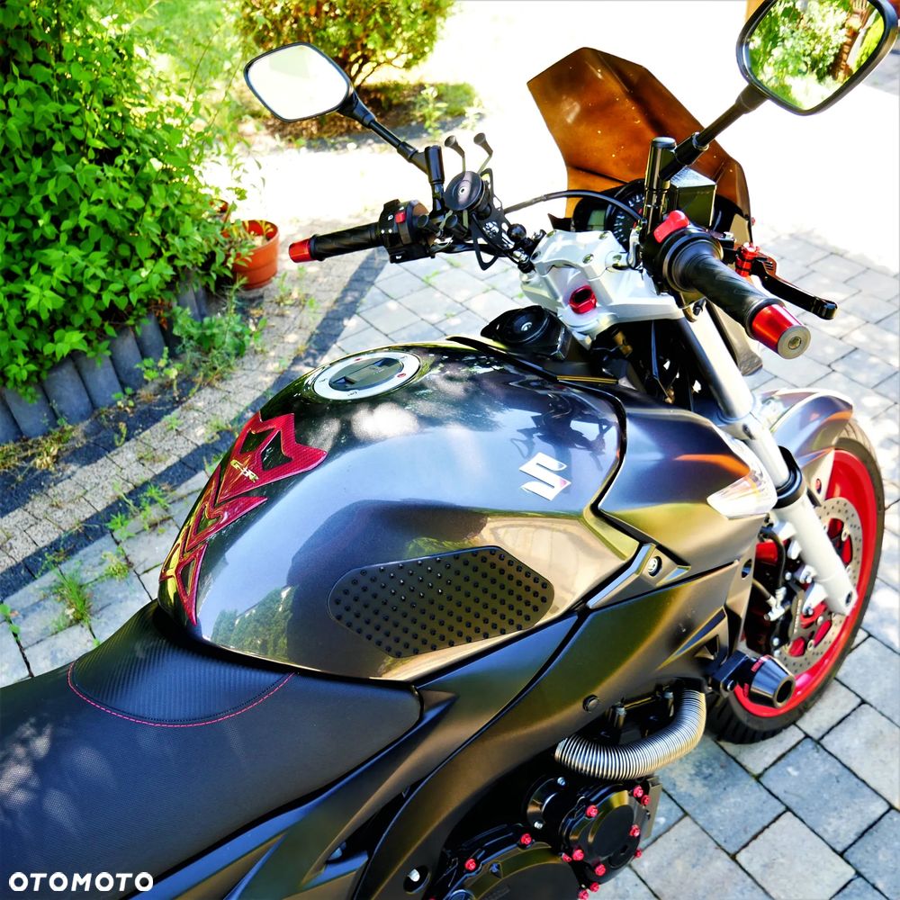 Suzuki GSR - 4