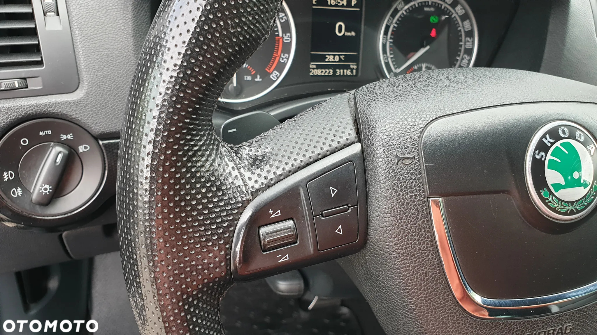 Skoda Octavia Combi 2.0 TDI DPF DSG RS - 26