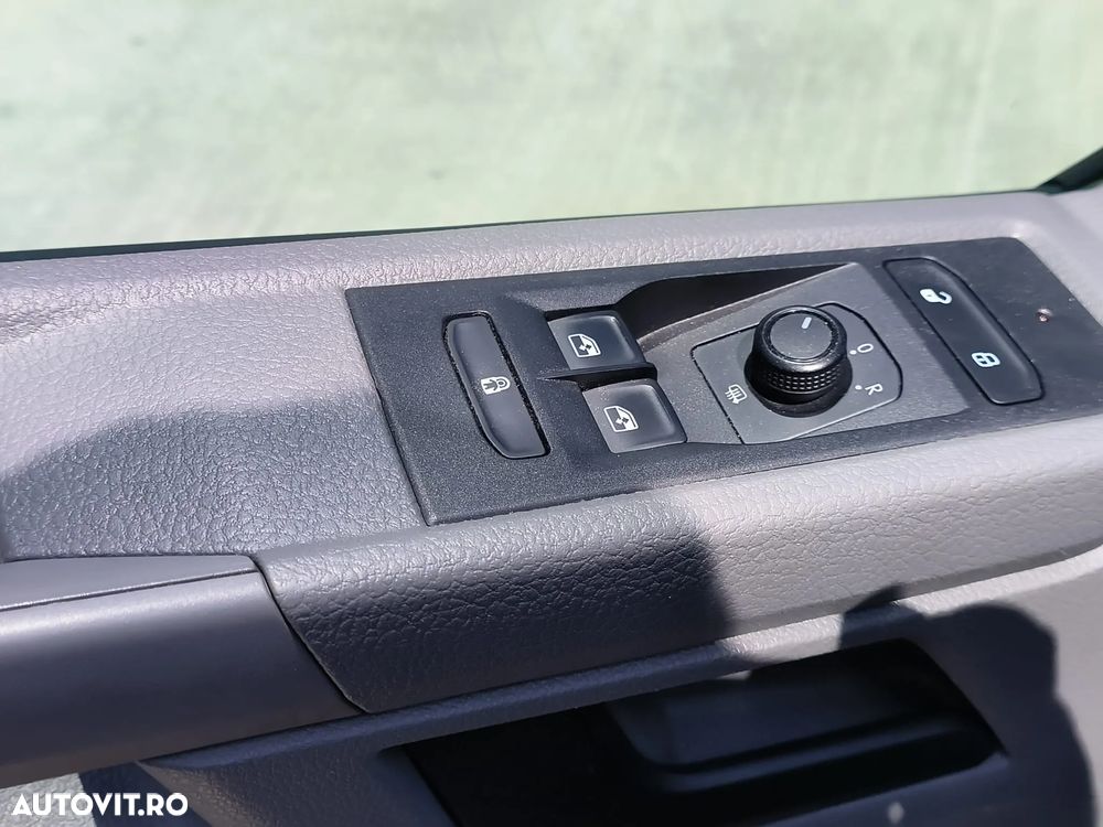 Volkswagen Caravelle - 9