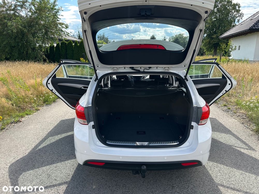 Hyundai i40 Kombi blue 1.6 Family - 23