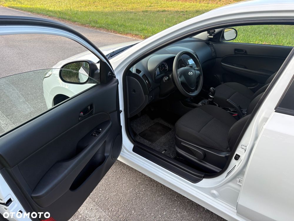 Hyundai i30 1.4 Base + - 17