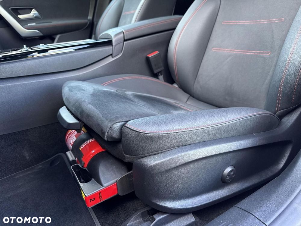 Mercedes-Benz CLA - 12