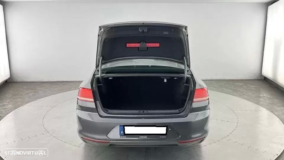 VW Passat 1.6 TDI Highline - 21