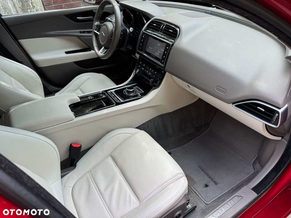 Jaguar XE ver-2-0-d-awd-portfolio - 10