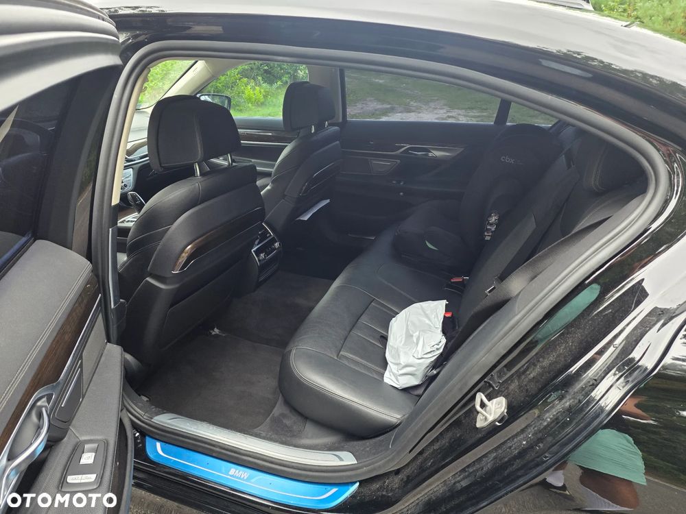 BMW Seria 7 740Li - 24