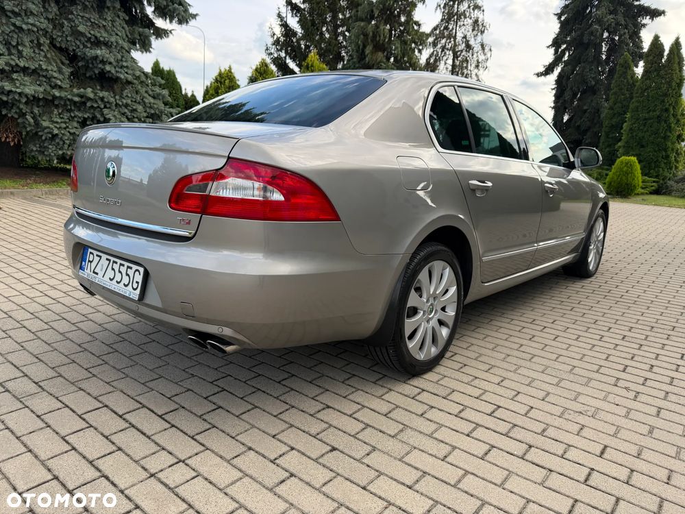 Skoda Superb 2012 photo 2
