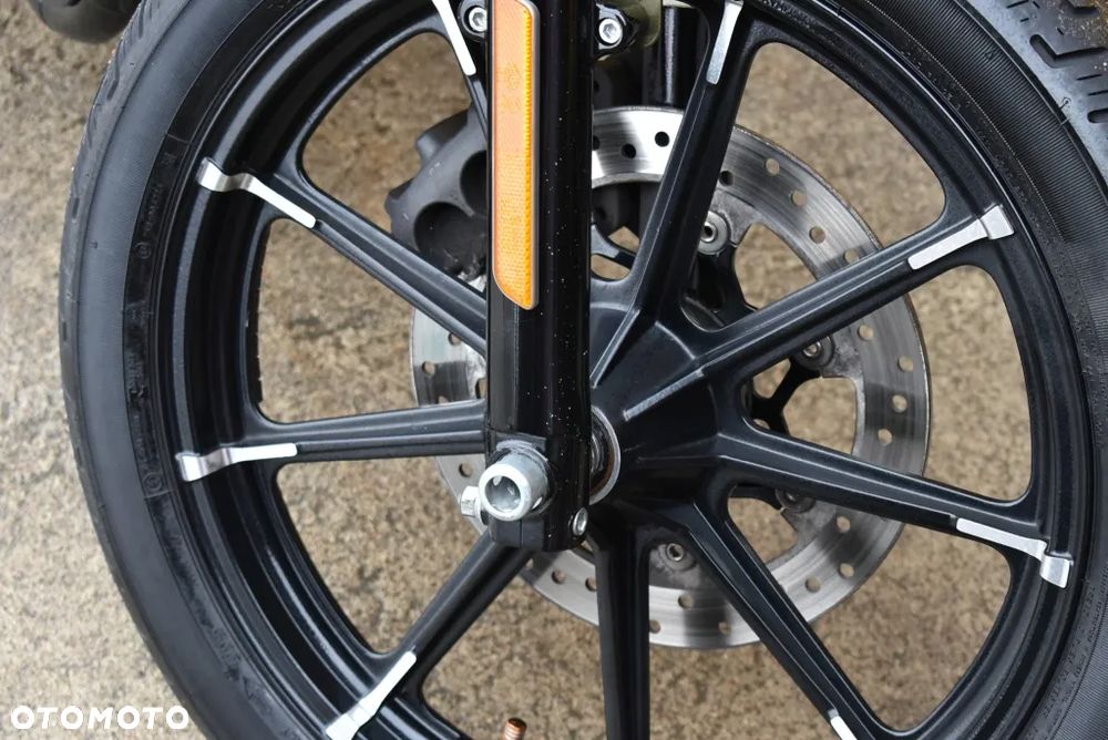 Harley-Davidson Sportster Iron 883 - 21