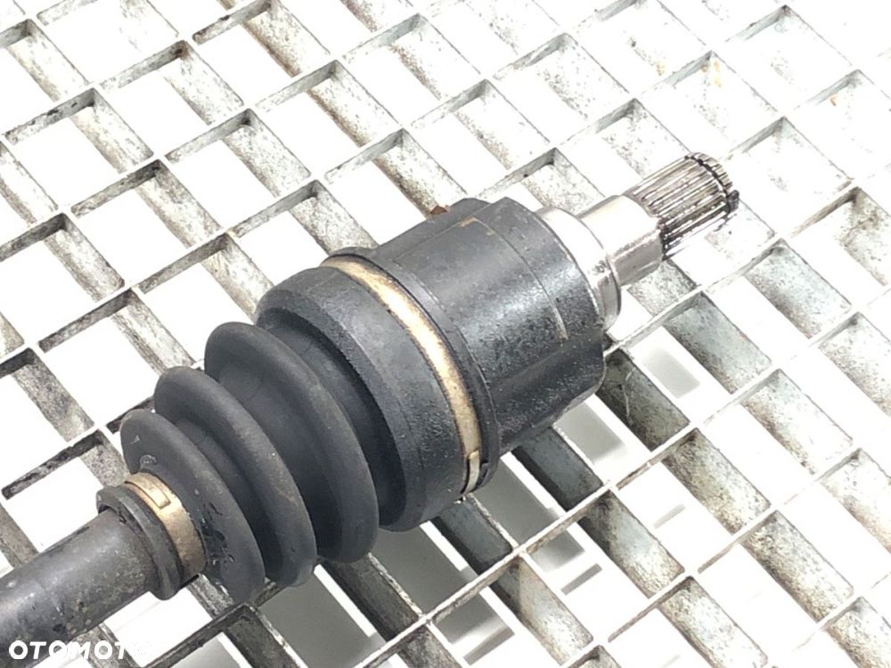 PÓŁOŚ PRAWY PRZÓD  SUZUKI SWIFT III (MZ, EZ) 2005 - 2022 1.3 (RS 413) 68 kW [92 KM] benzyna 2005 - 2