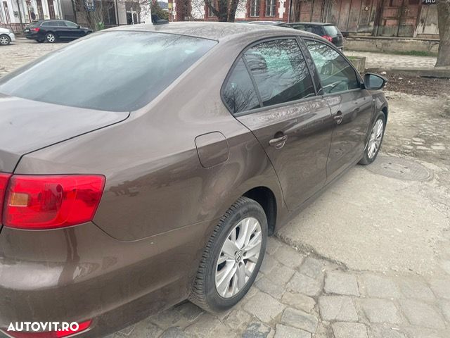 Volkswagen Jetta 1.6 TDI Trendline - 4