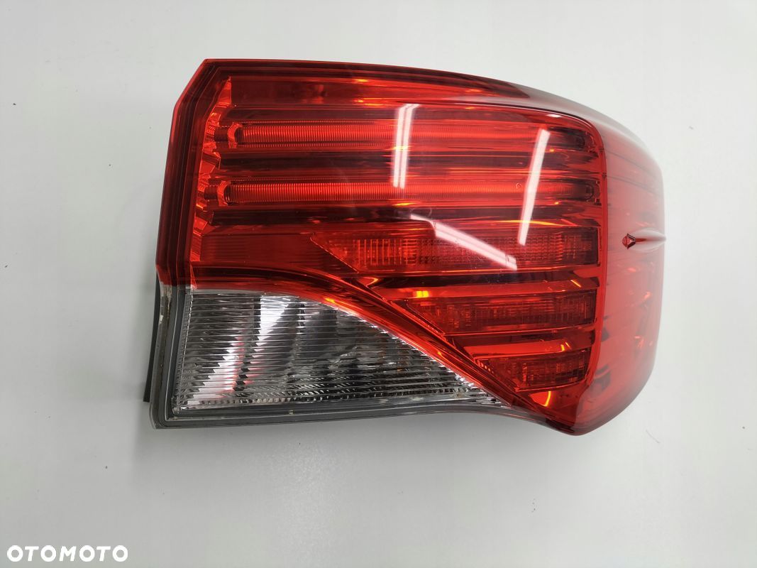 LAMPA PRAWA TYLNA PRAWY TYŁ TOYOTA AVENSIS III T27 11-15 - 1
