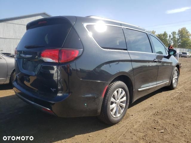 Chrysler Pacifica - 4