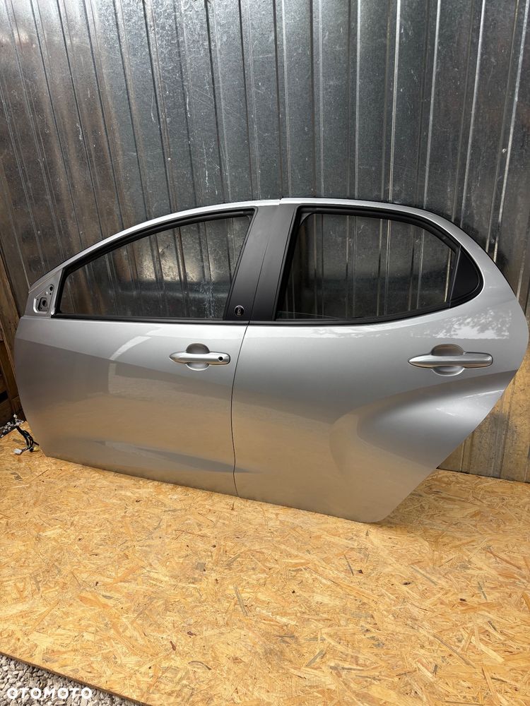 Toyota Yaris IV  Kompletne Drzwi  Przód Tył Kod  1L0 - 2