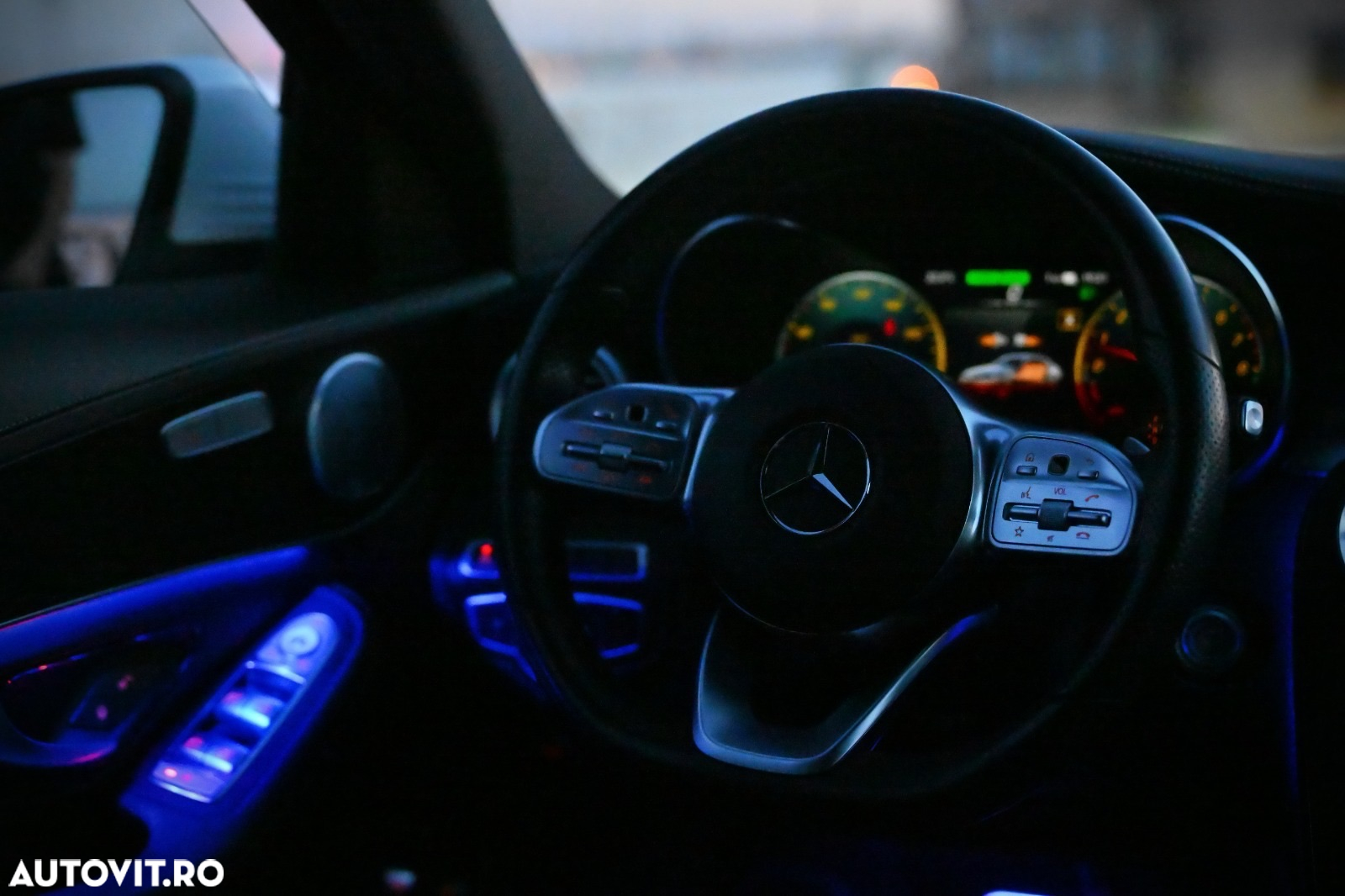 Mercedes-Benz C 300 e 4Matic 9G-TRONIC AMG Line - 36