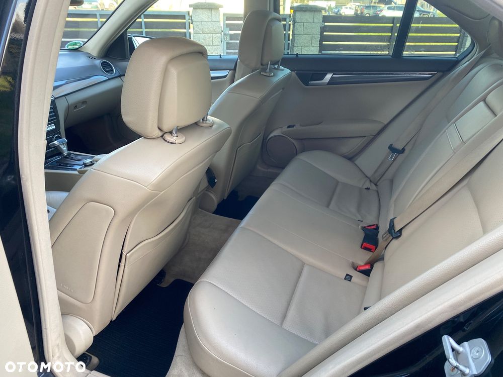 Mercedes-Benz Klasa C 180 CGI Automatik BlueEFFICIENCY Avantgarde - 15