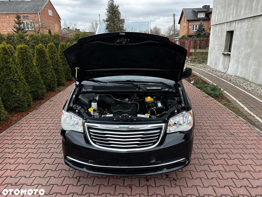 Chrysler Town & Country - 14