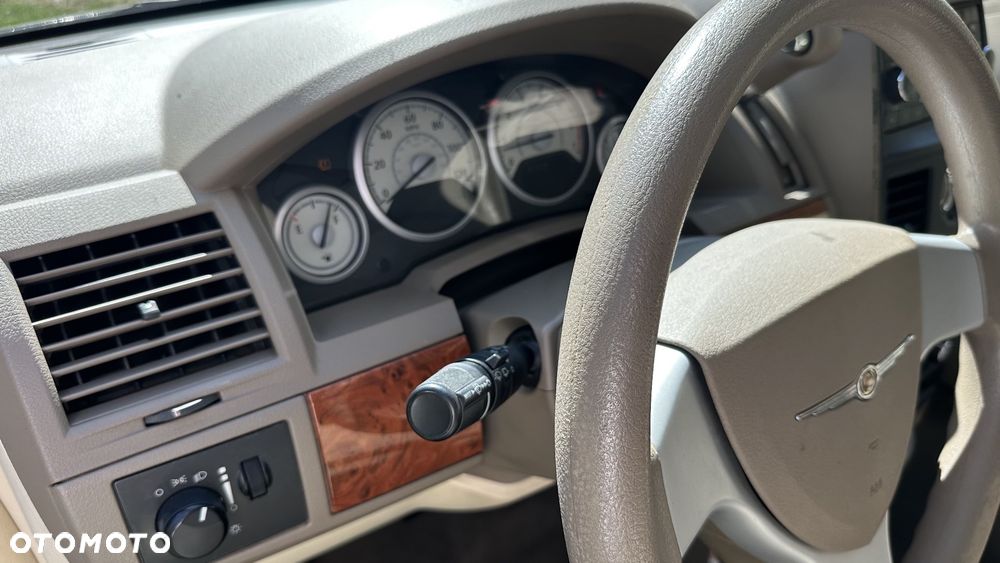 Chrysler Town & Country - 10