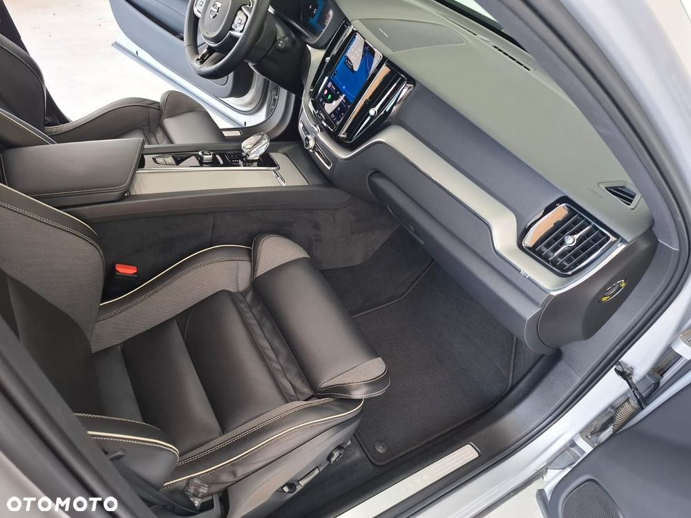 Volvo XC 60 B4 D AWD Plus Dark - 12