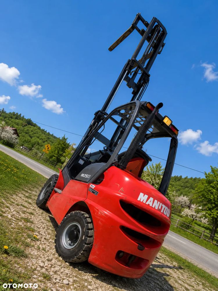 Manitou MI25D Wózek Widłowy 2,5 tony. Posuw Hydrauliczny. Maszt triplex. Wolny skok! Wysokość Podnoszenia 5 metrów. Jak nowy z Salonu. Pochodzi z Norweskiego Gospodarstwa! Aktualne przeglądy DEKRA i serwisy! Opony jak Nowe. Silnik Yanmar. Małe gabarety bardzo zwrotna maszyna! Zero luzów wycieków i zniszczeń. OKAZJA. Pełny ORYGINAŁ! Rok Prod. 2014. Niski przebieg 3300mtg - 12