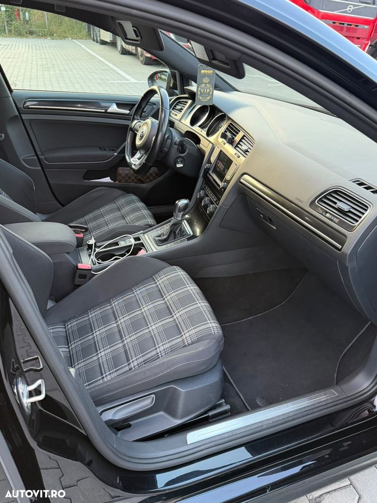 Volkswagen Golf - 8