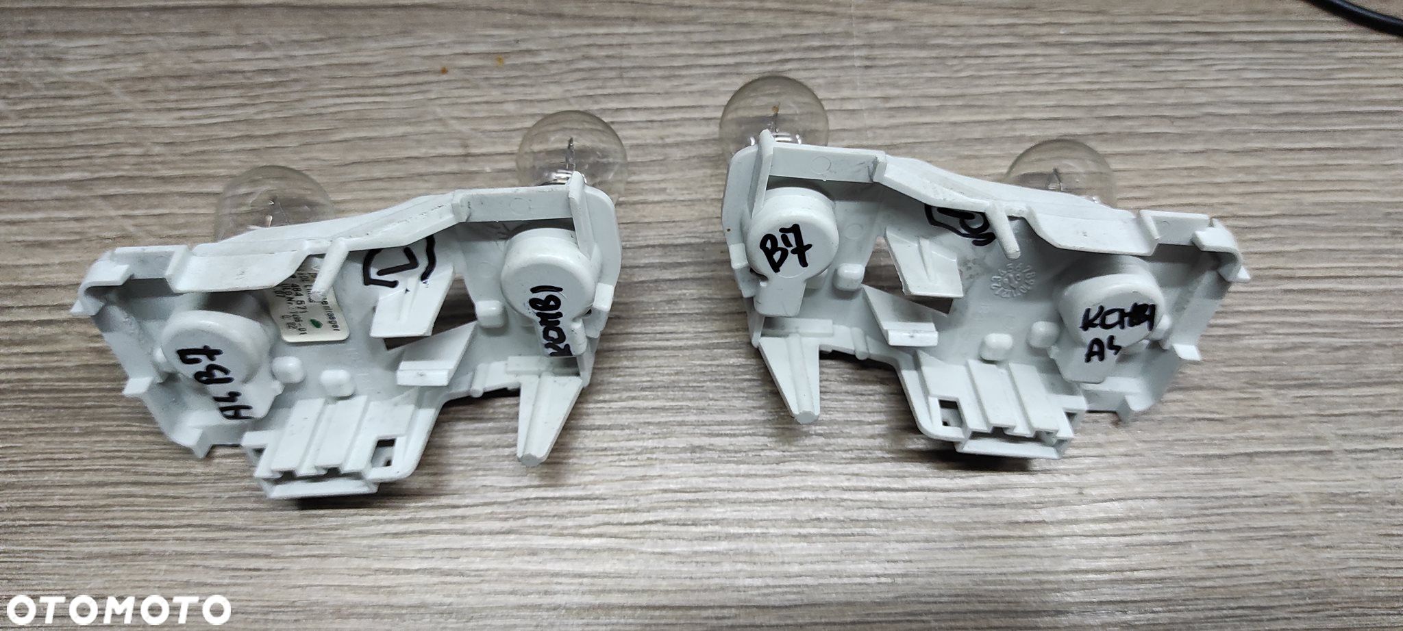 WKŁAD OPRAWKA LAMPY AUDI A4 B7 KOMBI AVANT W KLAPĘ PRAWY LEWY - 1