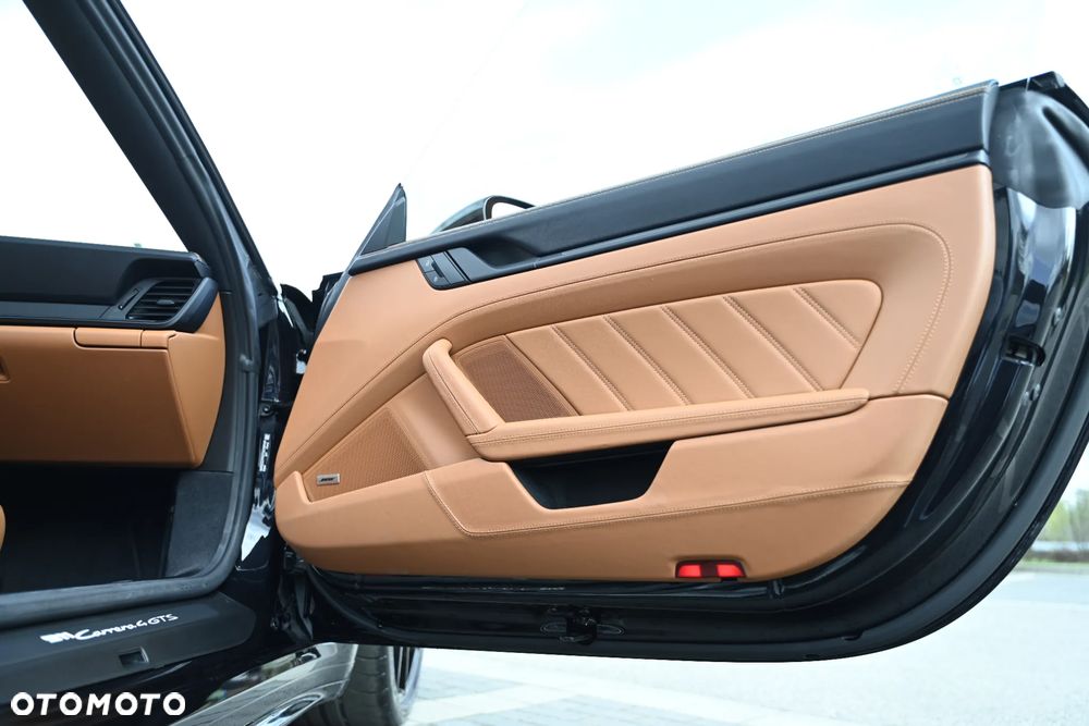 Porsche 911 Carrera 4 GTS - 26