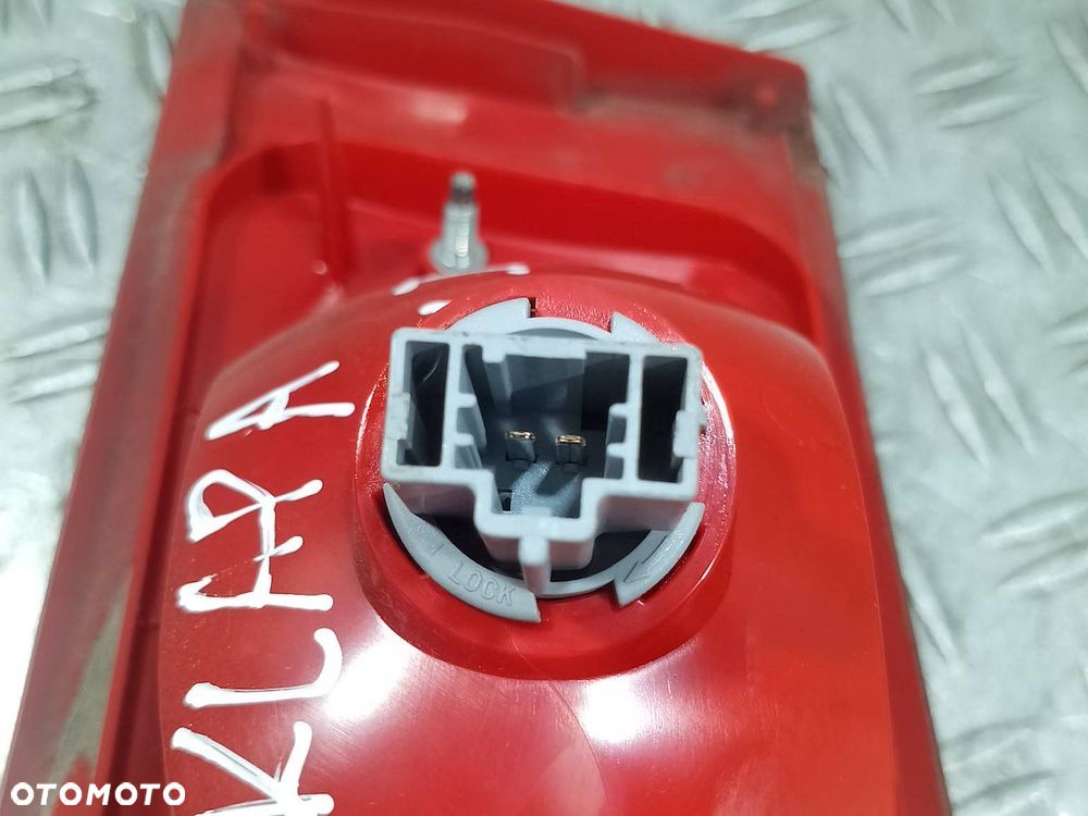 LAMPA TYLNA LEWA W KLAPE MAZDA 2 3M71-13547-BG  2NE964835-01 1.3 16V - 6